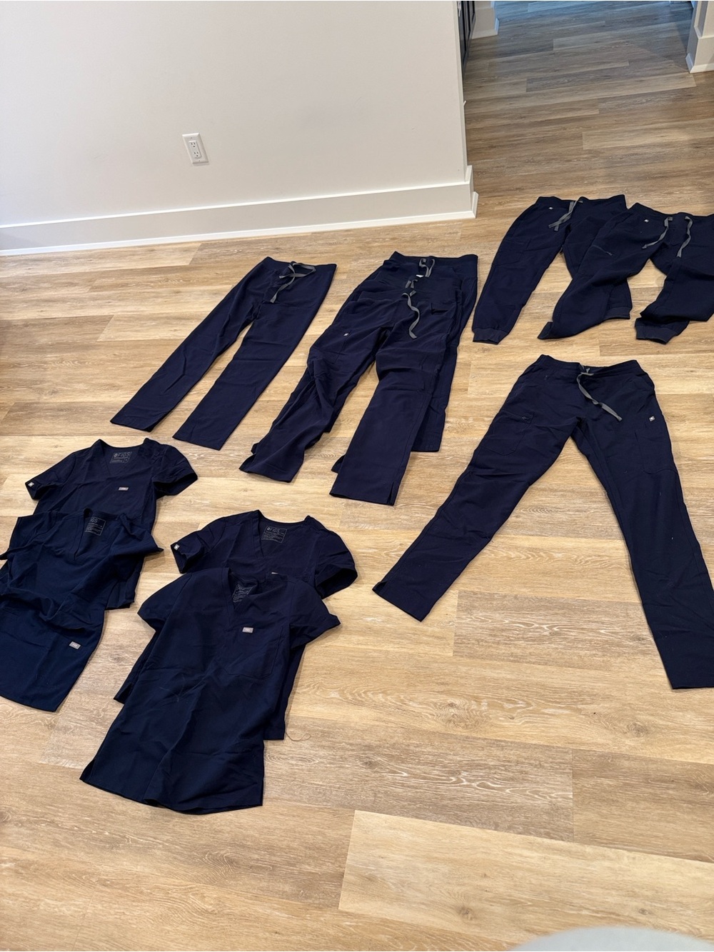 FIGS Navy Women's Scrub Pants & Tops Set